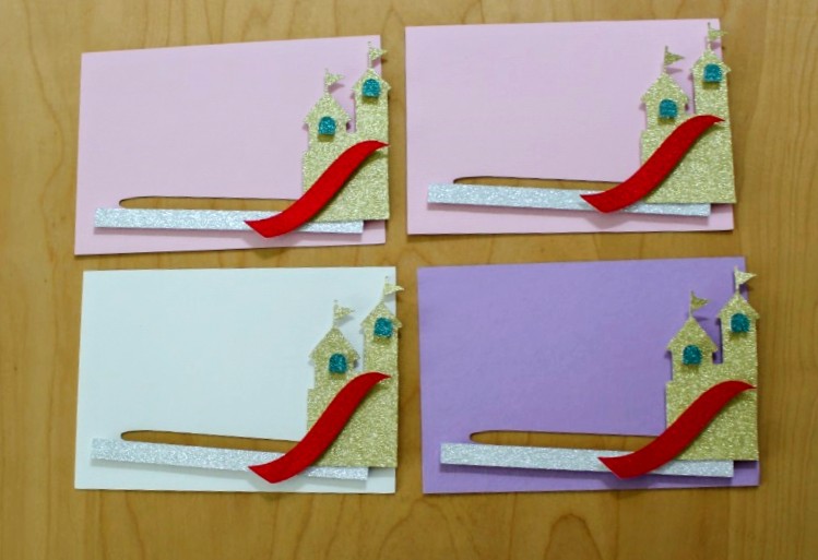 Bastelschritt einer Kullerkarte mit Straße, Schloss und PARTY Ballons ohne Auto