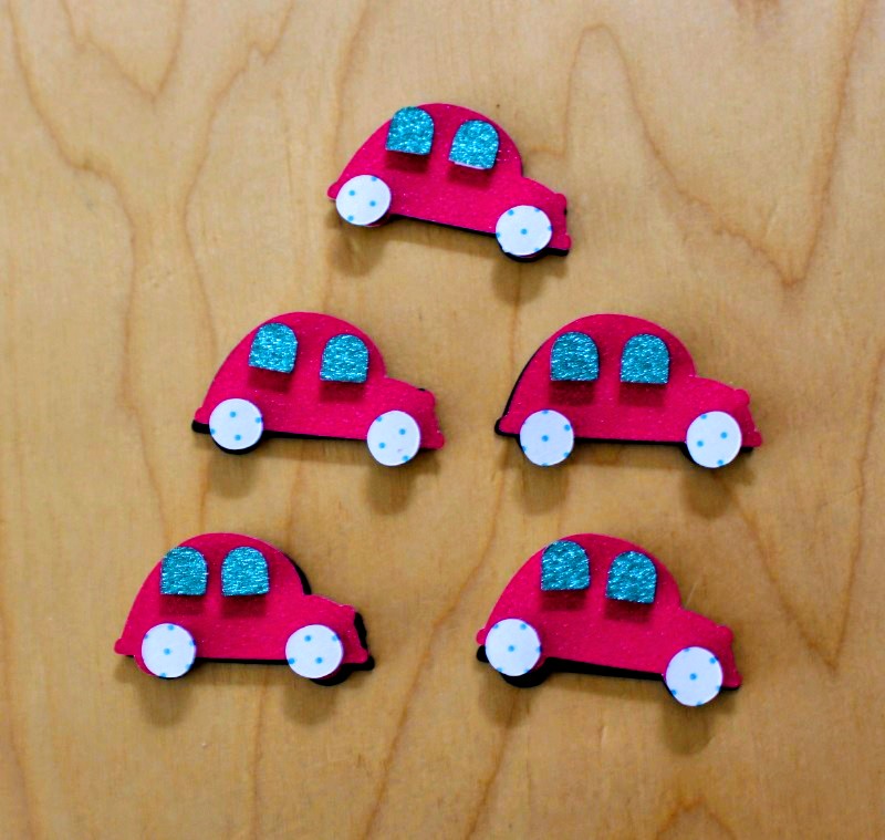 Selbstgemachte Papierautos als bewegliches Element für Kullerkarte Kindergeburtstag Einladung