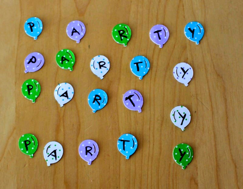 Bunte Papierballons mit Buchstaben PARTY für DIY Einladungskarte zum Kindergeburtstag