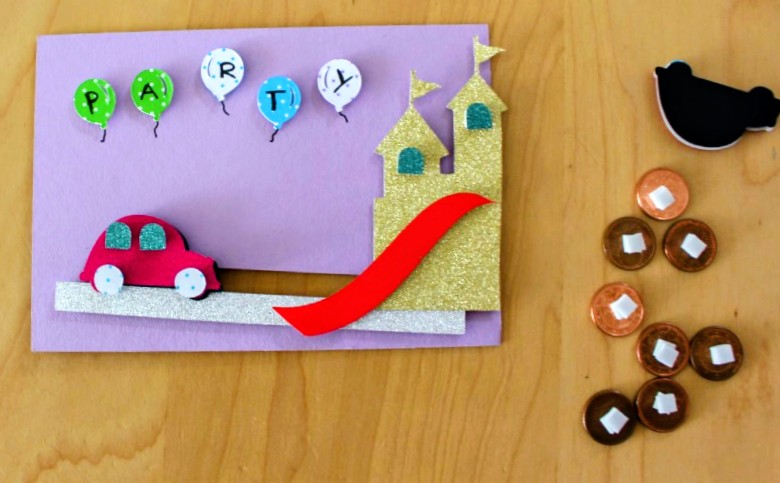 Einladungskarte mit Auto, 2-Cent-Stücken und Bastelteilen für Kullerkarte Mechanismus