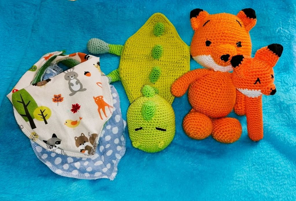 Handgemachtes Geburtsgeschenk: gehäkelter Fuchs mit Babyrassel, Drachen-Schnuffeltuch und selbst genähten Sabbertüchern