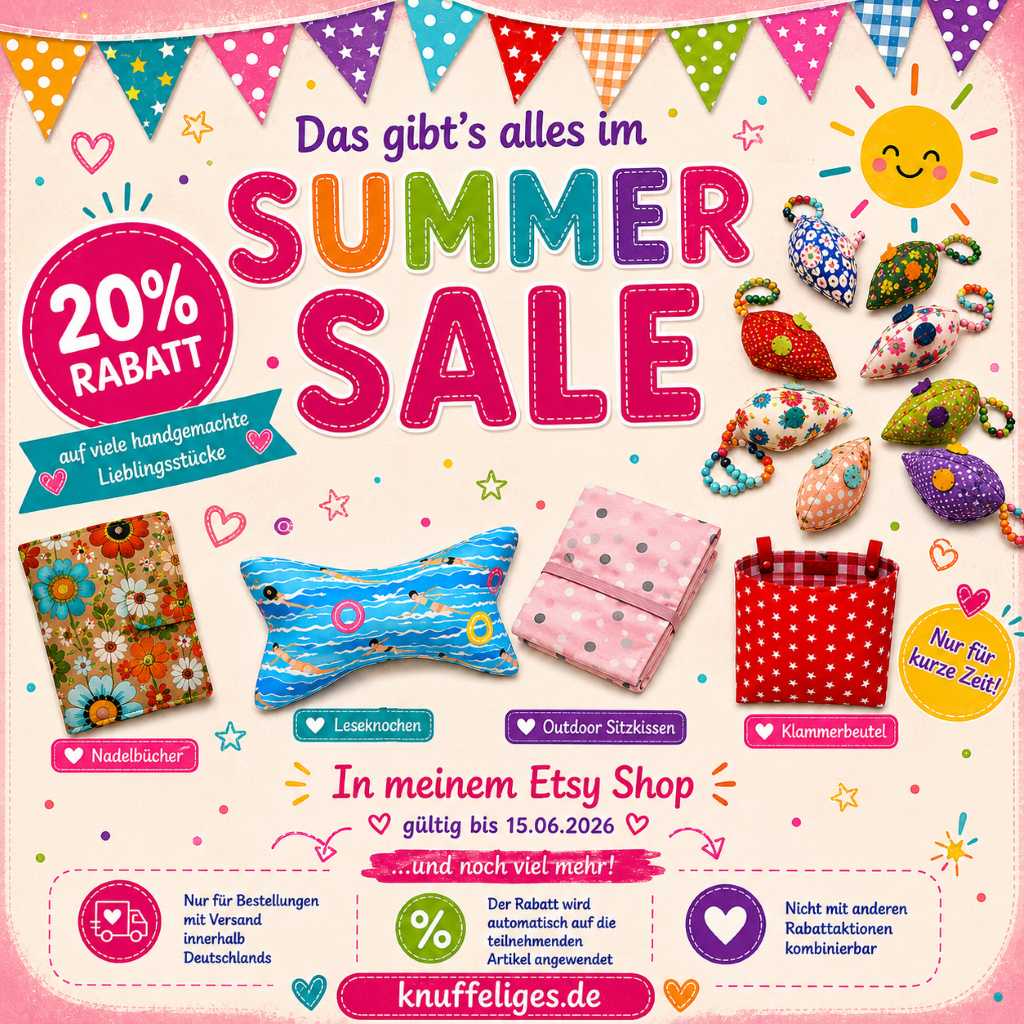 Sommer Sale 2026 bei knuffeliges.de mit 20 % Rabatt auf handgemachte Produkte. Zu sehen sind Rechenmäuse für Kinder, ein Leseknochen, ein Nadelbuch, ein Outdoor-Sitzkissen und ein Klammerbeutel. Die Aktion gilt bis zum 15.06.2026 für Bestellungen innerhalb Deutschlands. Buntes, sommerliches Werbebild mit Wimpelketten und fröhlicher Sonne.
