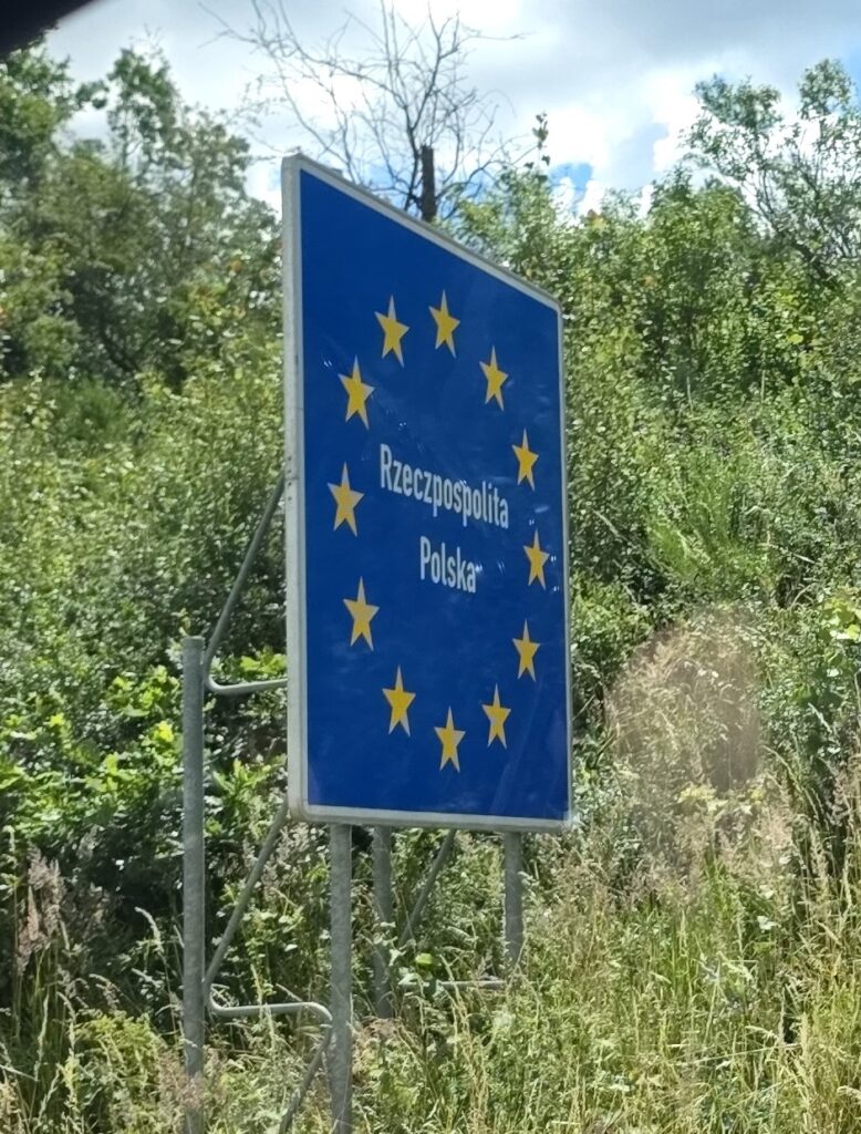 Grenzschild „Rzeczpospolita Polska“ bei der Einreise nach Polen.
