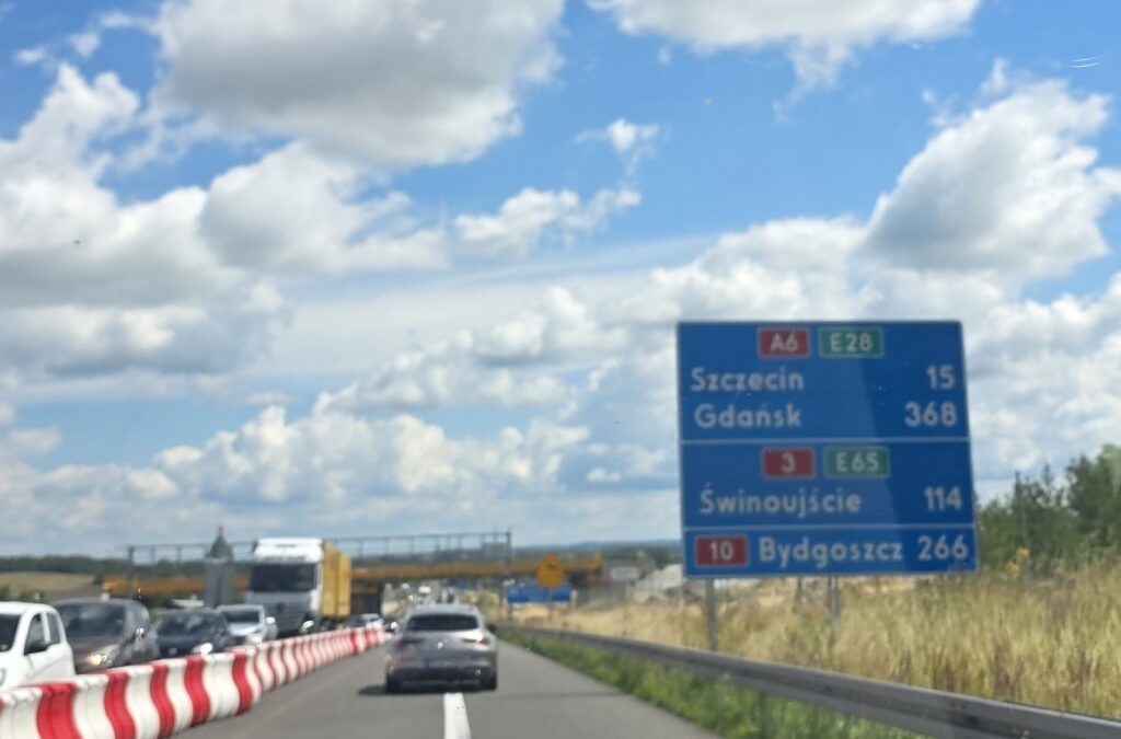 Autobahnschild mit der Fahrtrichtung nach Danzig während unseres Roadtrips durch Polen.