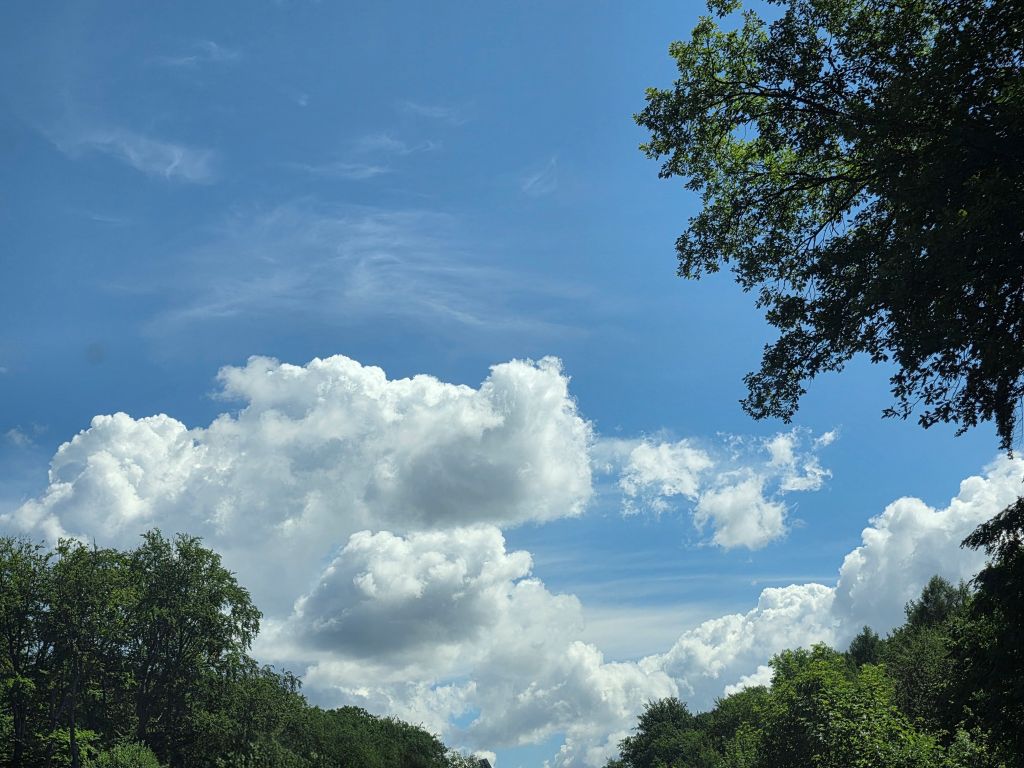 Beeindruckender Sommerhimmel über der polnischen Landschaft während der Autofahrt.