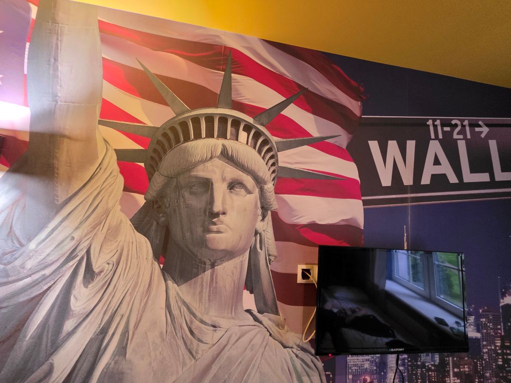 Wandgestaltung mit der Freiheitsstatue in unserem Zimmer im World Hostel Old Town in Danzig.“