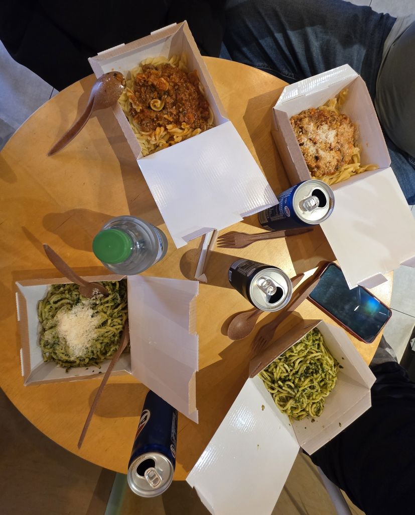 Frisch zubereitete Pasta mit verschiedenen Soßen in einem kleinen Restaurant in Danzig.