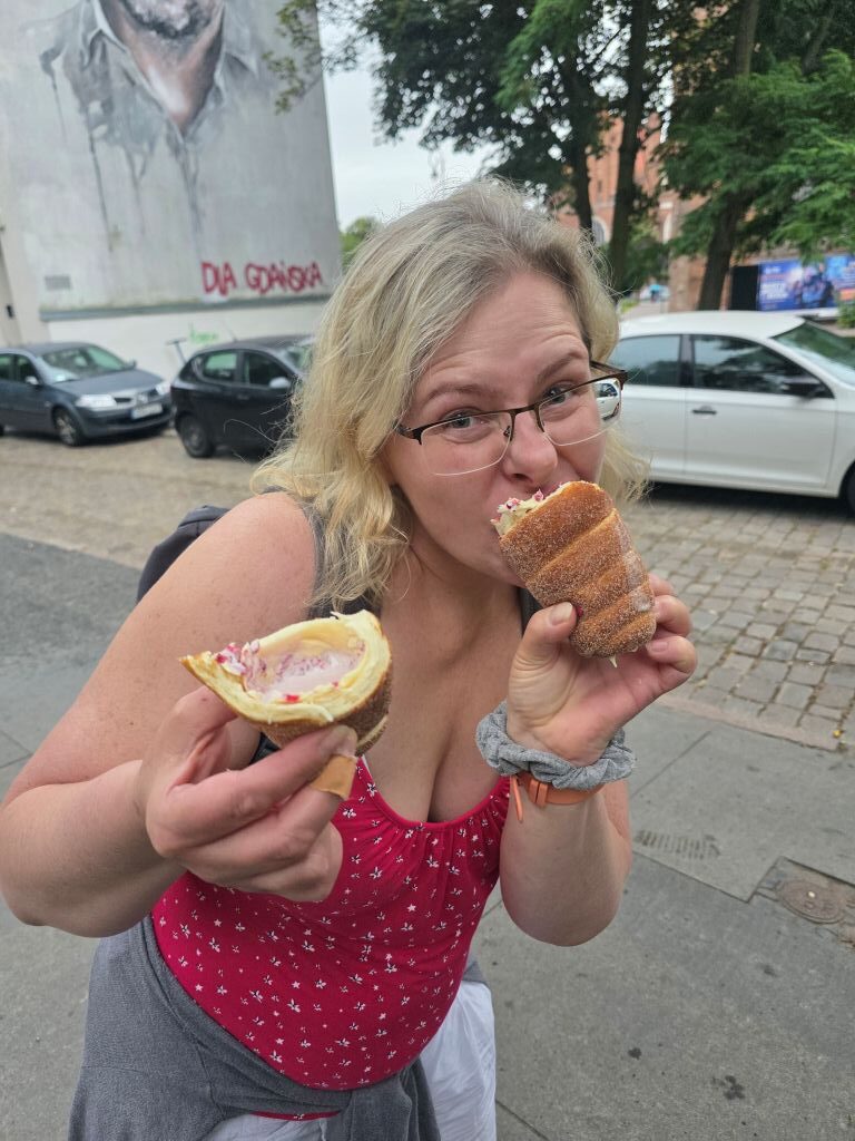 Ich esse einen frisch gebackenen Striezel mit süßer Füllung in Danzig.