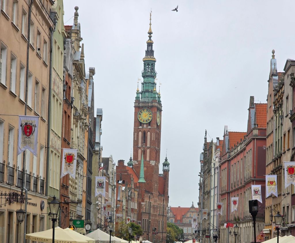 Blick entlang des Langen Marktes auf das Rechtstädtische Rathaus in Danzig.