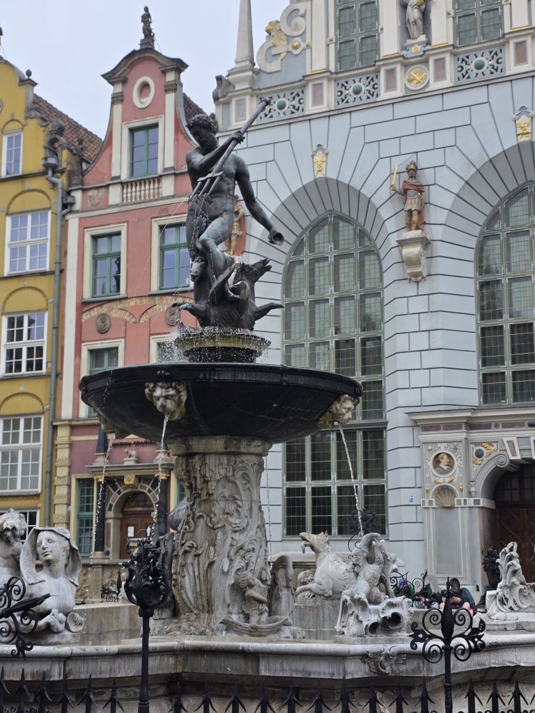 Der berühmte Neptunbrunnen vor dem Artushof in der Danziger Altstadt.