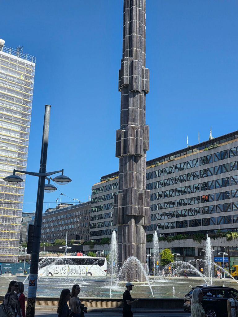 Glasobelisk und Brunnen auf dem Sergels torg im Zentrum von Stockholm.