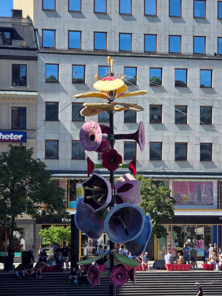 Bunte Kunstinstallation mit großen Blumen in der Stockholmer Innenstadt.