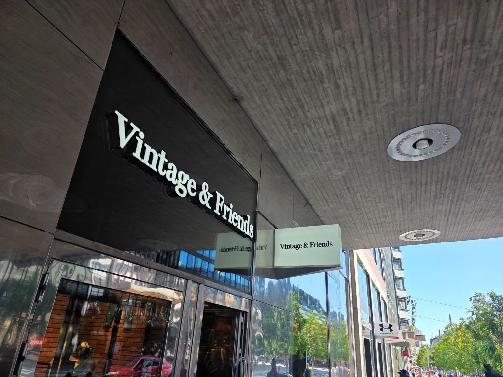 Eingang des Vintage-&-Friends-Geschäfts beim Shopping in Stockholm.
