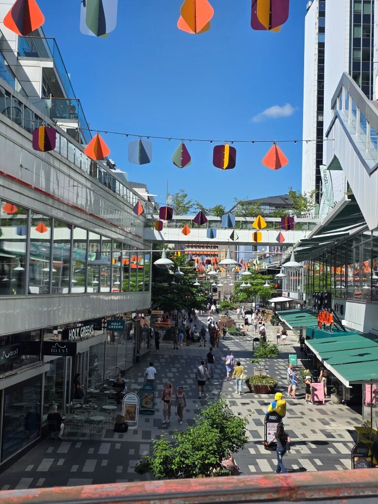 Bunt geschmückte Einkaufsstraße mit Restaurants und Geschäften in Stockholm.