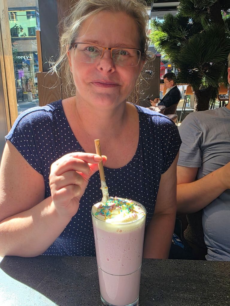 Frau mit Birthday Cake Frapino im Espresso House während unseres Tages in Stockholm.