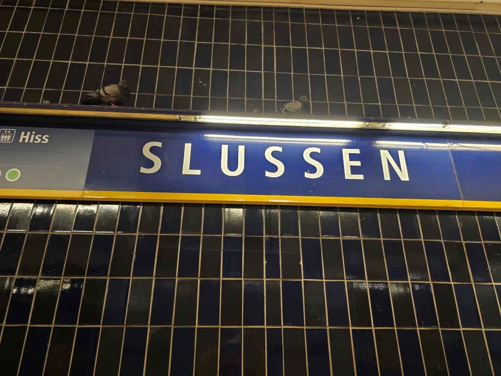 Stationsschild der U-Bahn-Station Slussen in Stockholm.