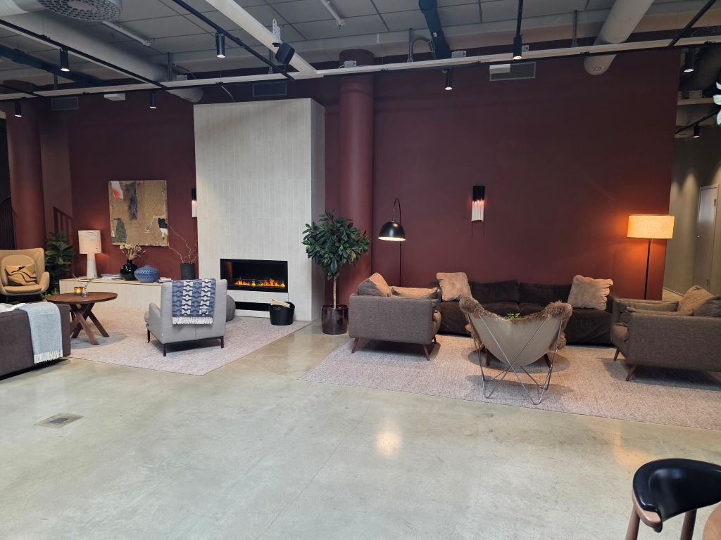 Gemütliche Sitzecke mit Kamin im Home Hotel Tapetfabriken in Sickla.