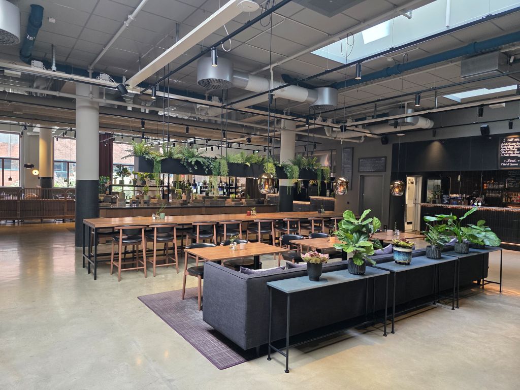 Offener Restaurant- und Aufenthaltsbereich im Home Hotel Tapetfabriken in Stockholm.
