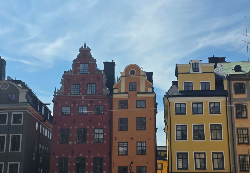 Bunte historische Häuser am Stortorget in Gamla Stan, der Altstadt von Stockholm.