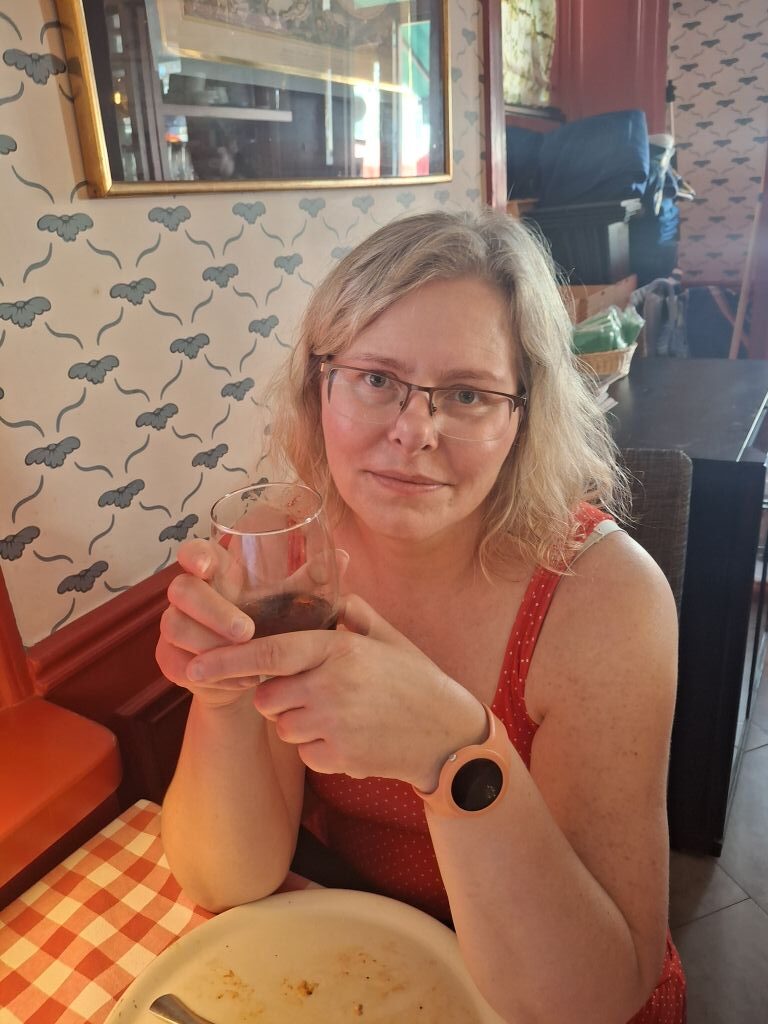 Frau beim Essen in einer Pizzaria in Gamla Stan während unseres Stockholm-Besuchs.
