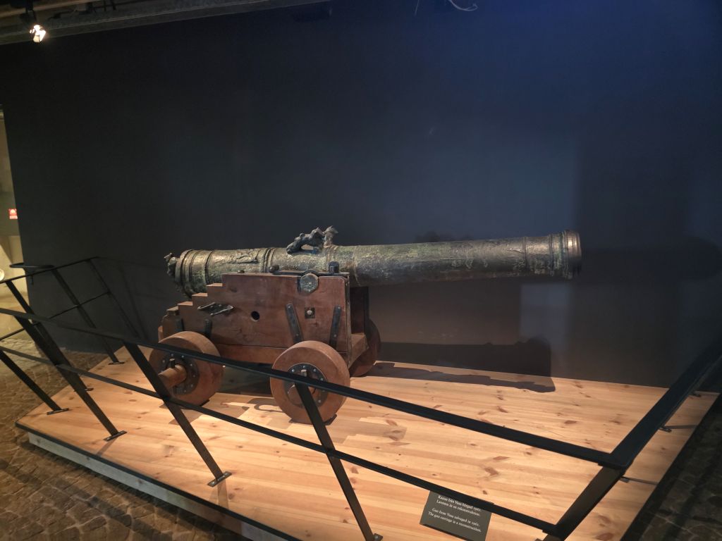 Historische Kanone auf einer Holzlafette im Vasa-Museum in Stockholm.
