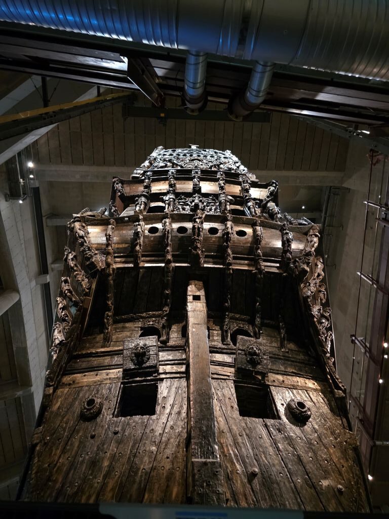 Blick von unten auf das mächtige Heck des historischen Kriegsschiffs Vasa.