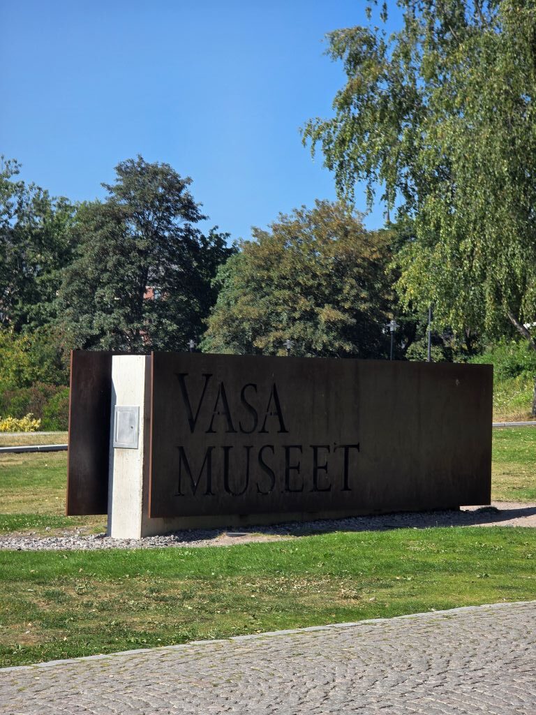 Eingangsschild des Vasa-Museums auf Djurgården in Stockholm.
