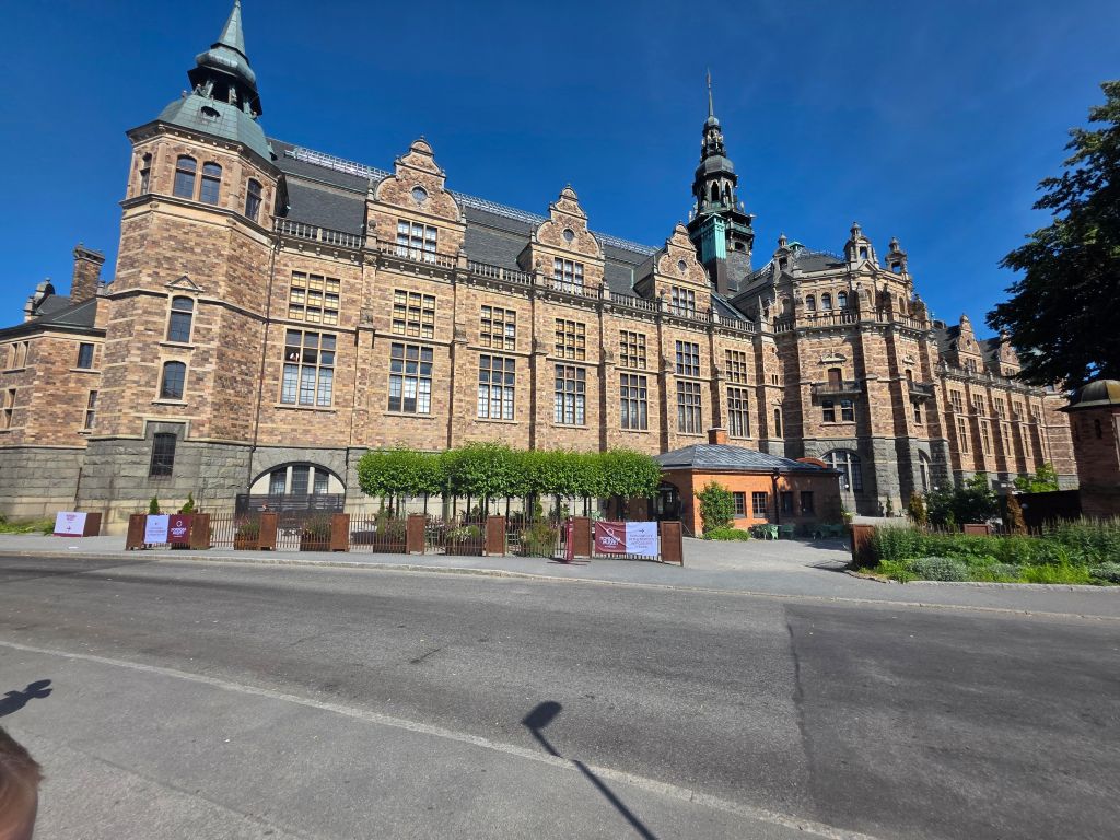 Historisches Gebäude des Nordiska museet auf Djurgården in Stockholm unter blauem Himmel.