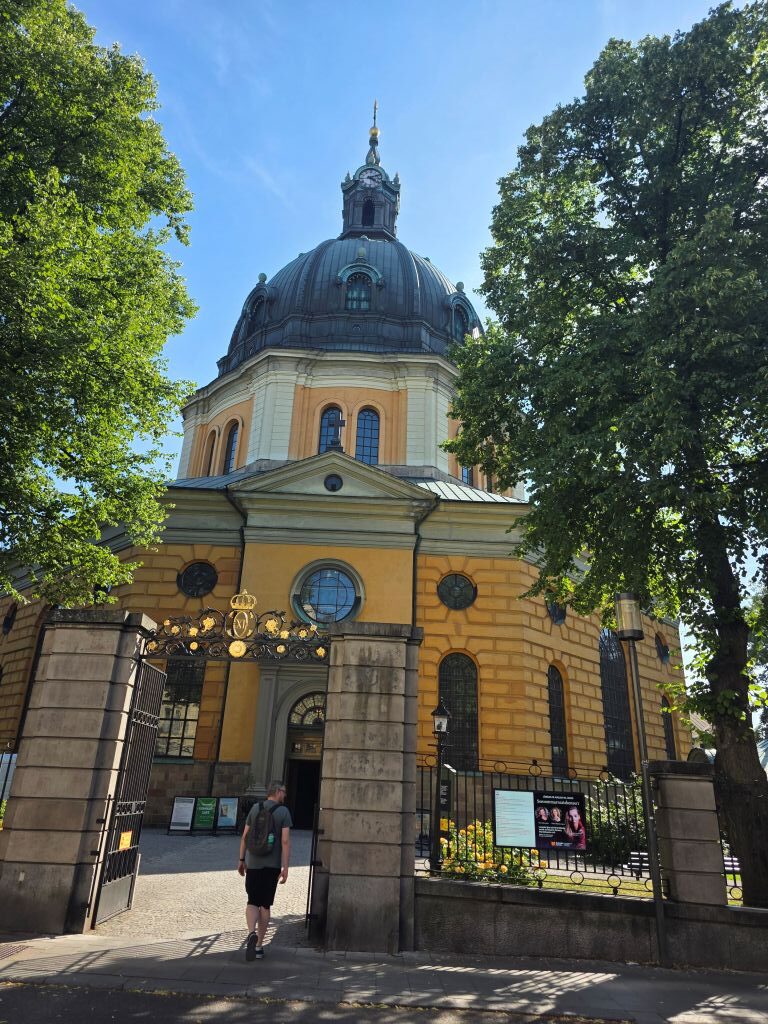 Hedvig-Eleonora-Kirche in Östermalm mit gelber Fassade und großer Kuppel.