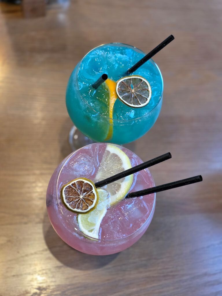 Zwei bunte Mocktails mit Zitrusfrüchten beim gemütlichen letzten Abend im Hotel in Stockholm.