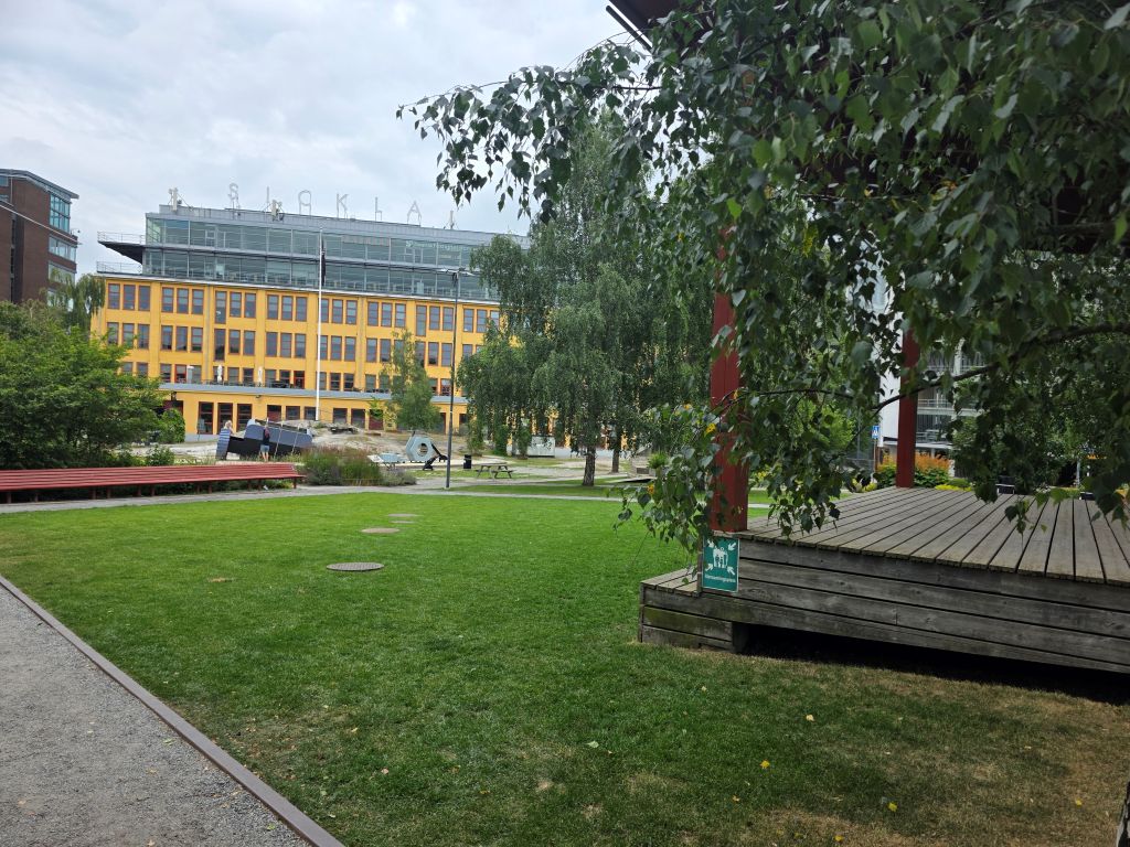 Grüne Parkanlage in Stockholm unter grauem, bewölktem Himmel vor der Weiterfahrt nach Jönköping