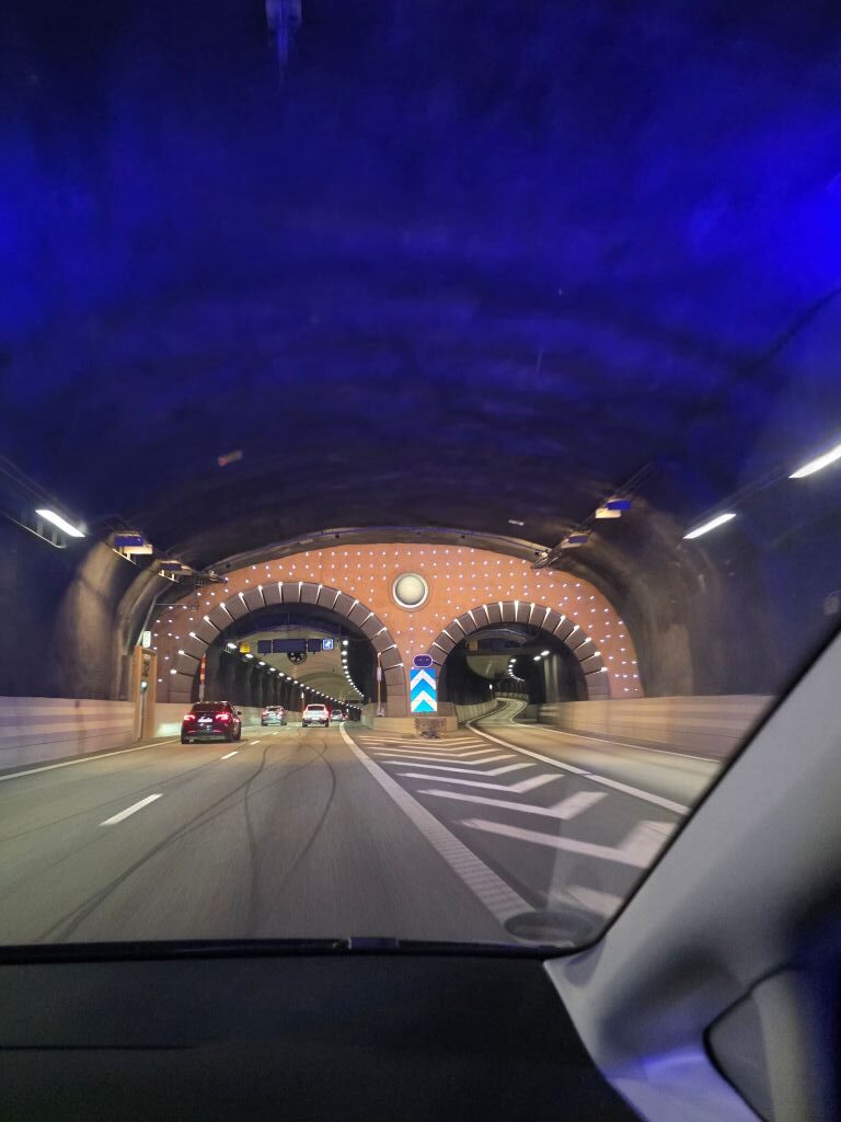 Fahrt durch einen beleuchteten Straßentunnel auf dem Weg von Stockholm nach Jönköping