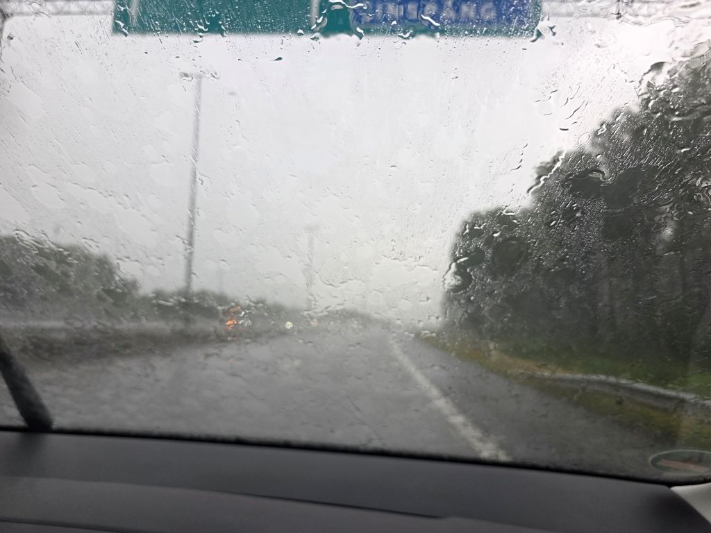 Starker Regen auf der Autobahn während der Fahrt von Stockholm nach Jönköping