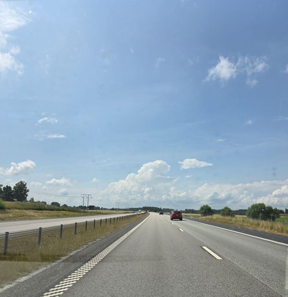 Sonniger Abschnitt der Autobahn auf dem Roadtrip durch Schweden