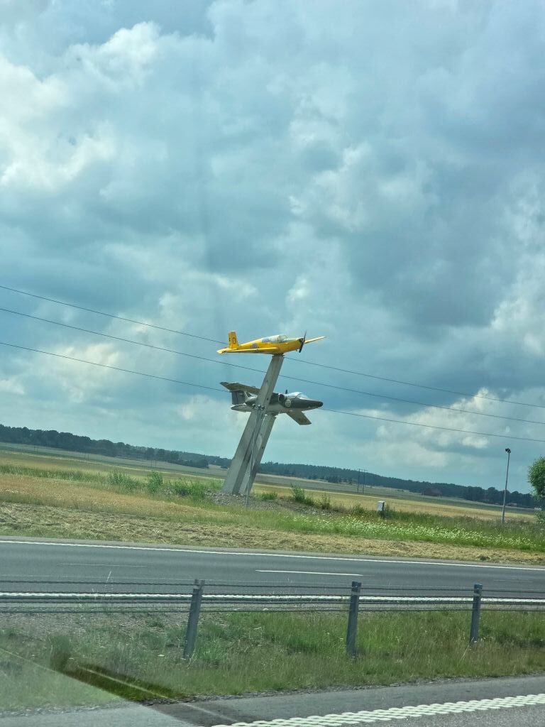 Zwei Flugzeuge als Denkmal am Straßenrand auf der Fahrt durch Schweden