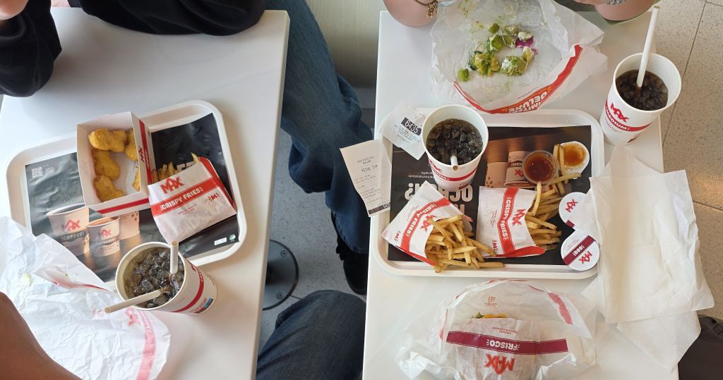 Burger und Pommes bei unserem Zwischenstopp bei MAX in Schweden