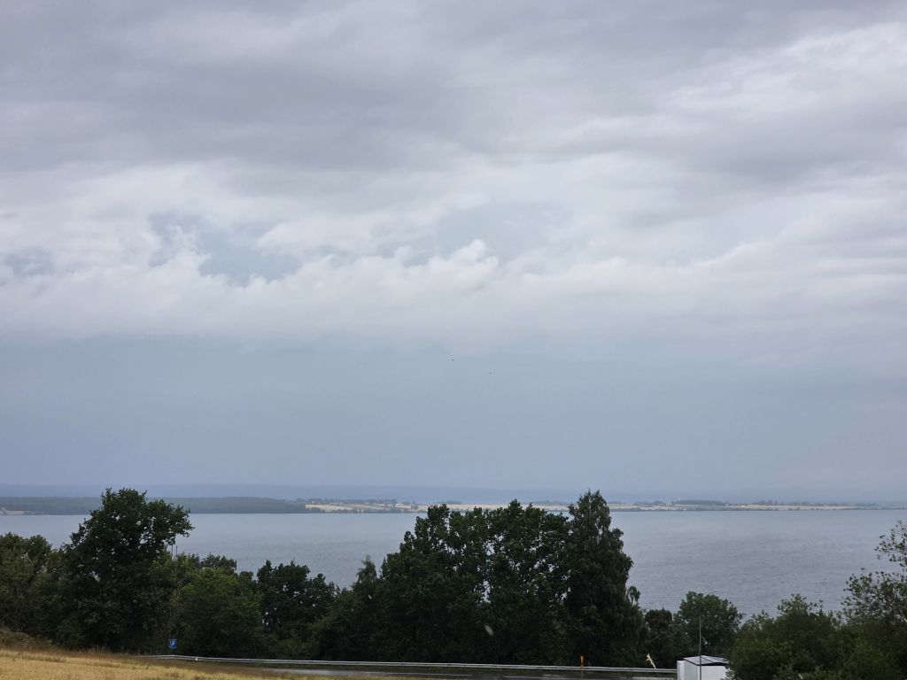 Blick auf einen schwedischen See unter grauem und regnerischem Himmel