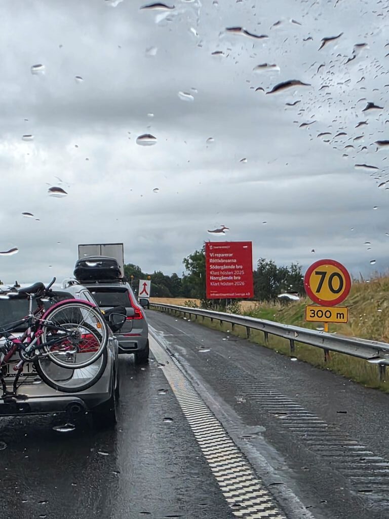 Regentropfen auf der Autoscheibe während einer Baustelle auf der Fahrt nach Jönköping