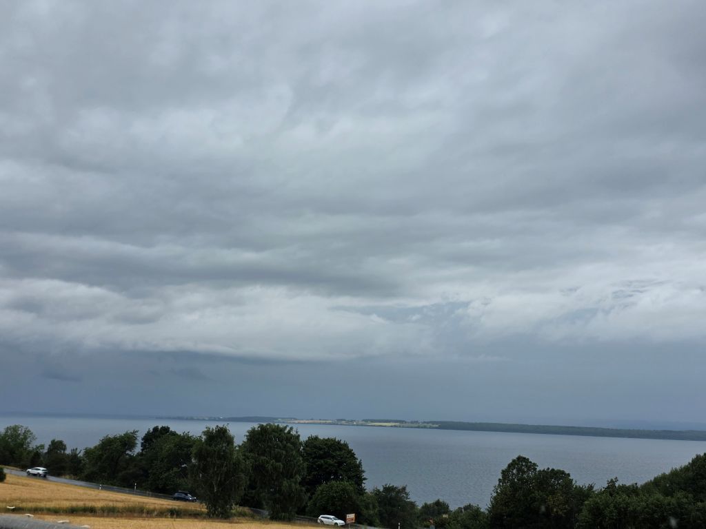 Blick über den Vättern bei Jönköping unter dunklen Wolken