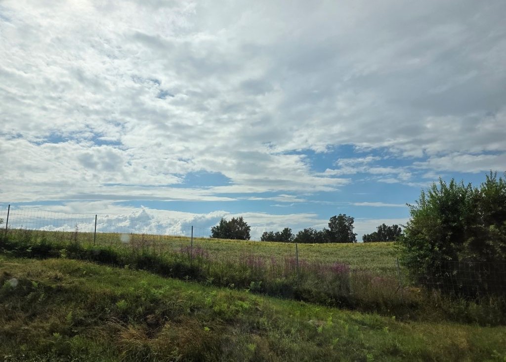 Wolkenverhangener Himmel über der Landschaft auf dem Weg nach Jönköping
