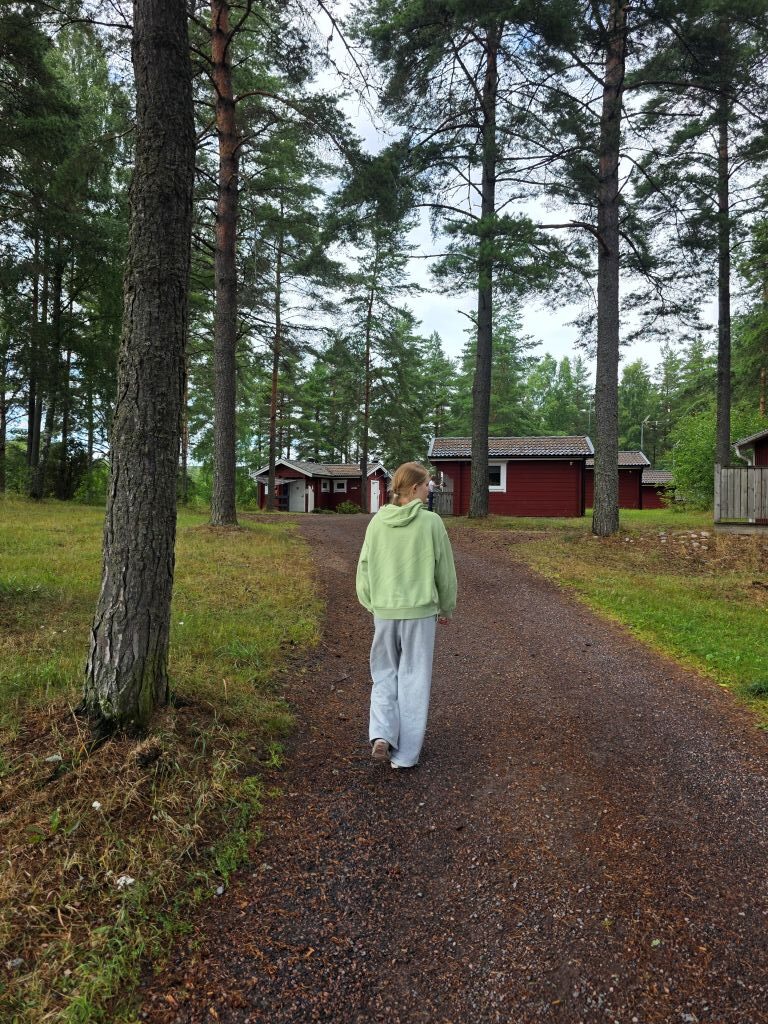 Spaziergang durch die bewaldete Anlage des Hyltena Stugby bei Jönköping