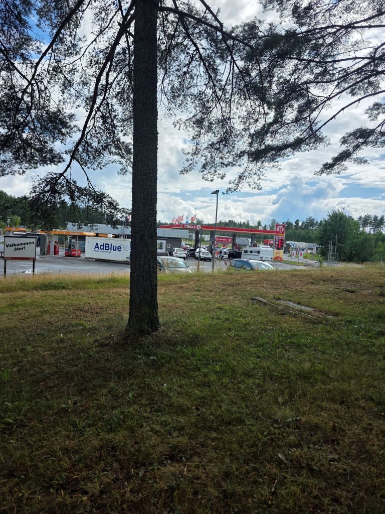Blick von der Hüttenanlage Hyltena Stugby auf die benachbarte Tankstelle