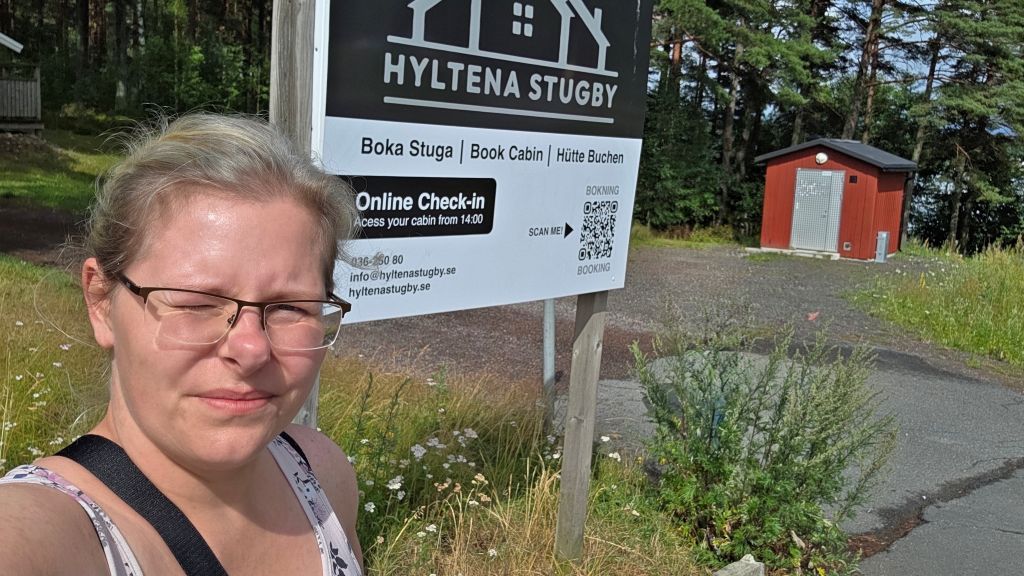 Ankunft am Hyltena Stugby bei Jönköping mit Schild zum Online-Check-in