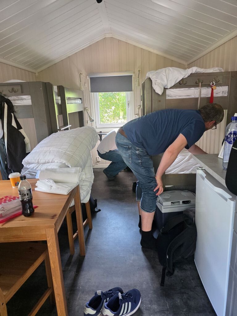 Unsere kleine Holzhütte im Hyltena Stugby mit zwei Etagenbetten, Tisch und Kühlschrank