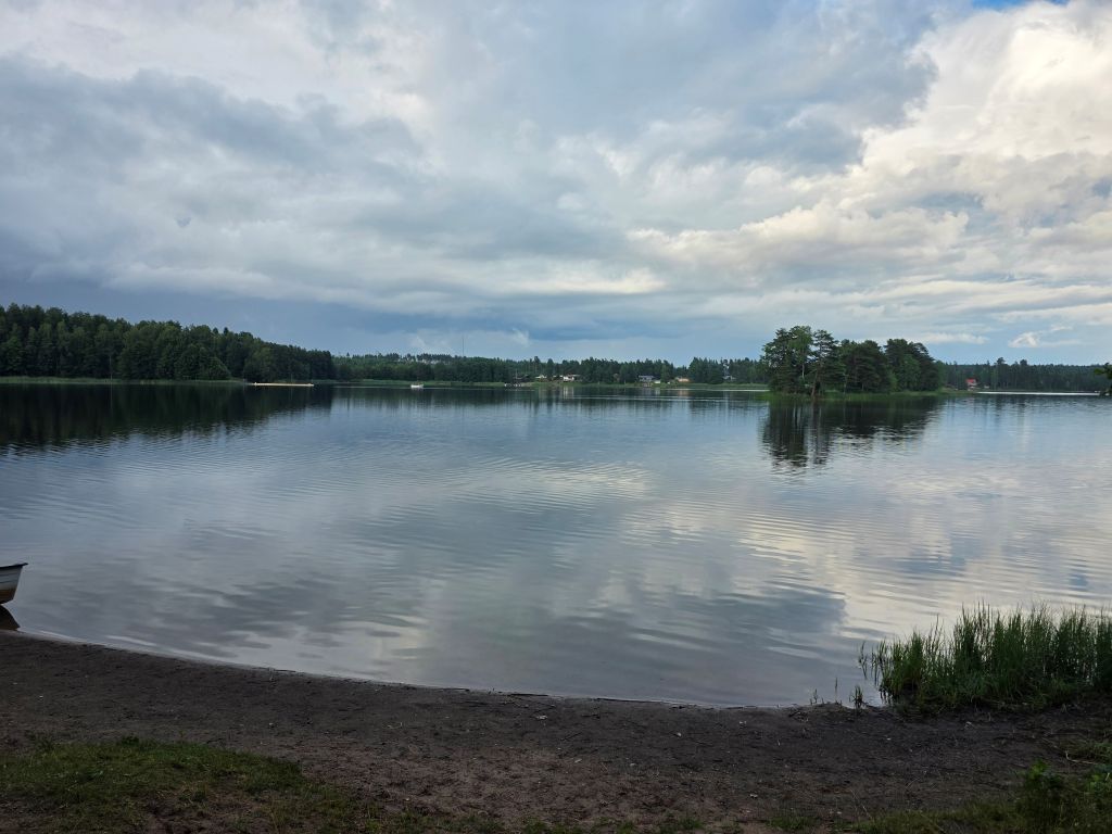 Blick über den ruhigen Lovsjön nahe unserer Unterkunft bei Jönköping