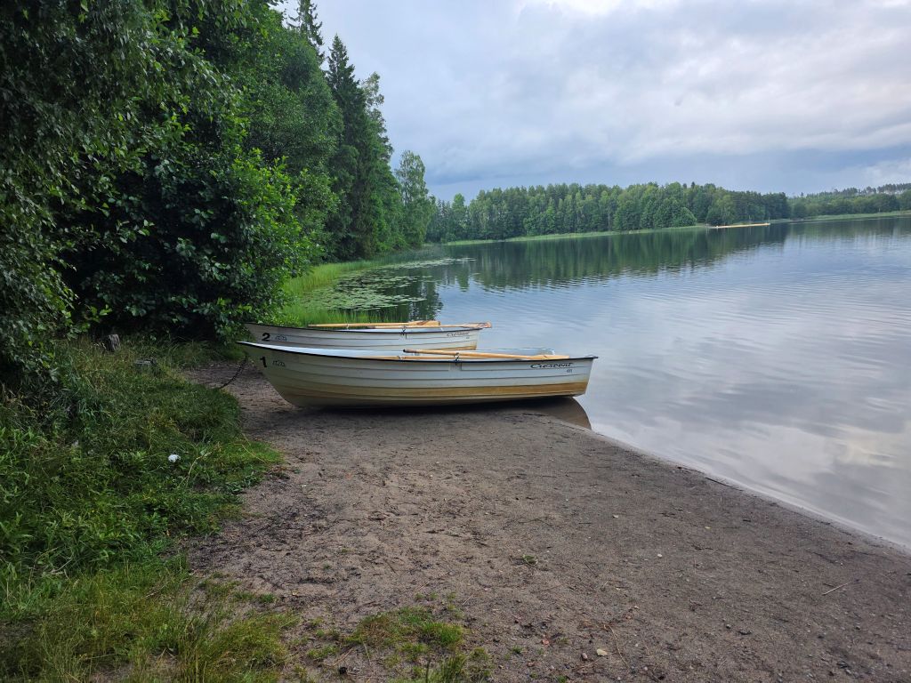 Kleine Ruderboote am Ufer des Lovsjön beim Hyltena Stugby