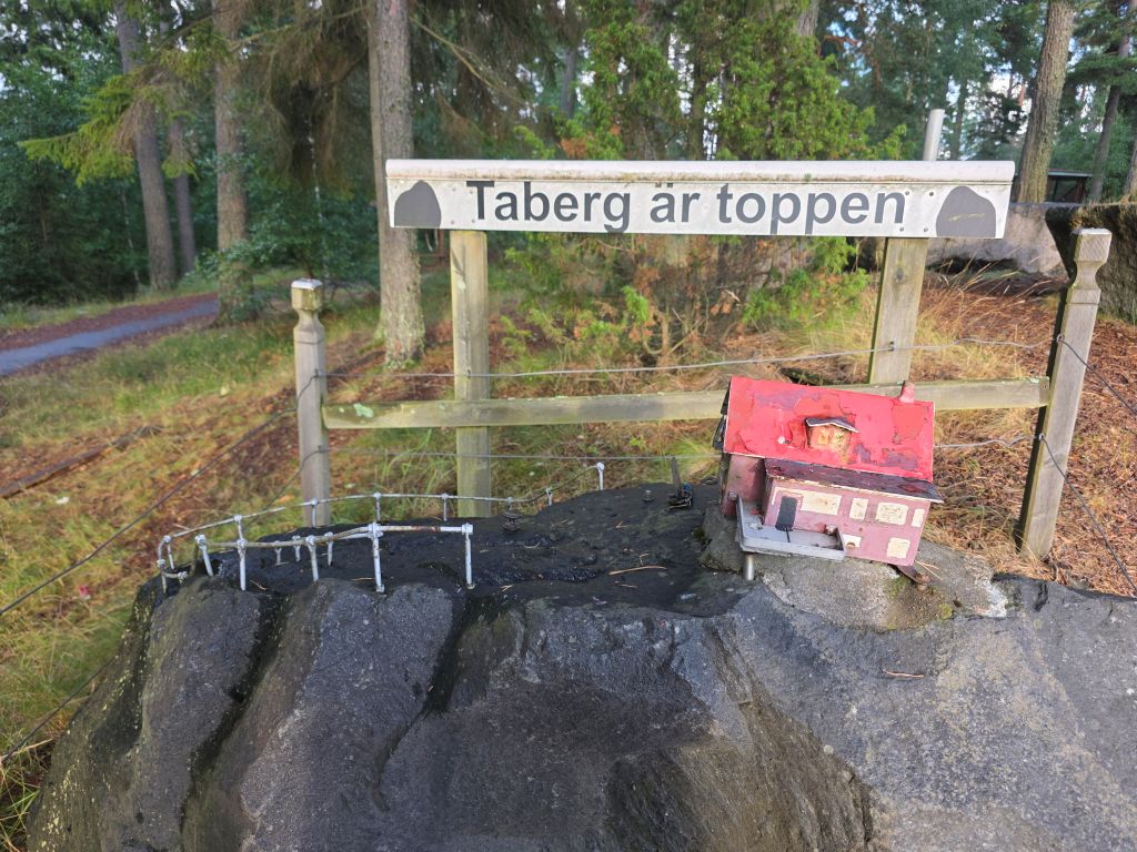 Kleine Miniaturlandschaft mit Schild „Taberg är toppen“ bei Jönköping
