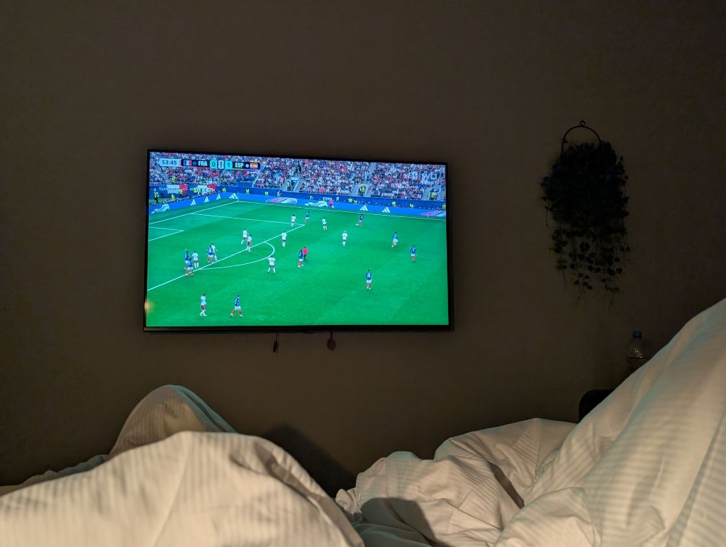 Fußballspiel Frankreich gegen Spanien im Hotelzimmer während unseres Abends in Stockholm.