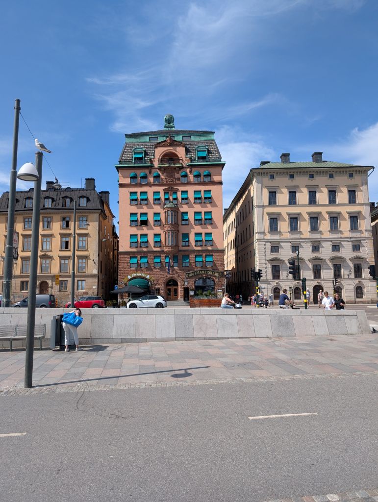 Historische Häuser mit Restaurant Zum Franziskaner an der Uferstraße in Stockholm.