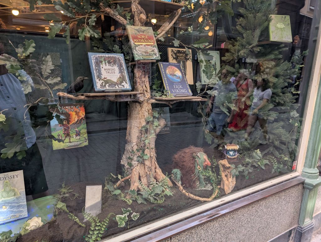 Schaufenster in Gamla Stan mit Büchern über nordische Mythologie und Wikinger.